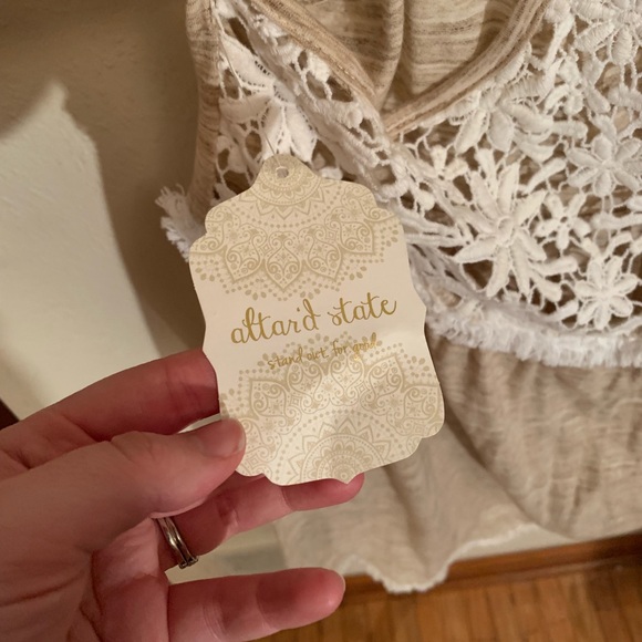 Tan tank top with lace - Picture 3 of 4